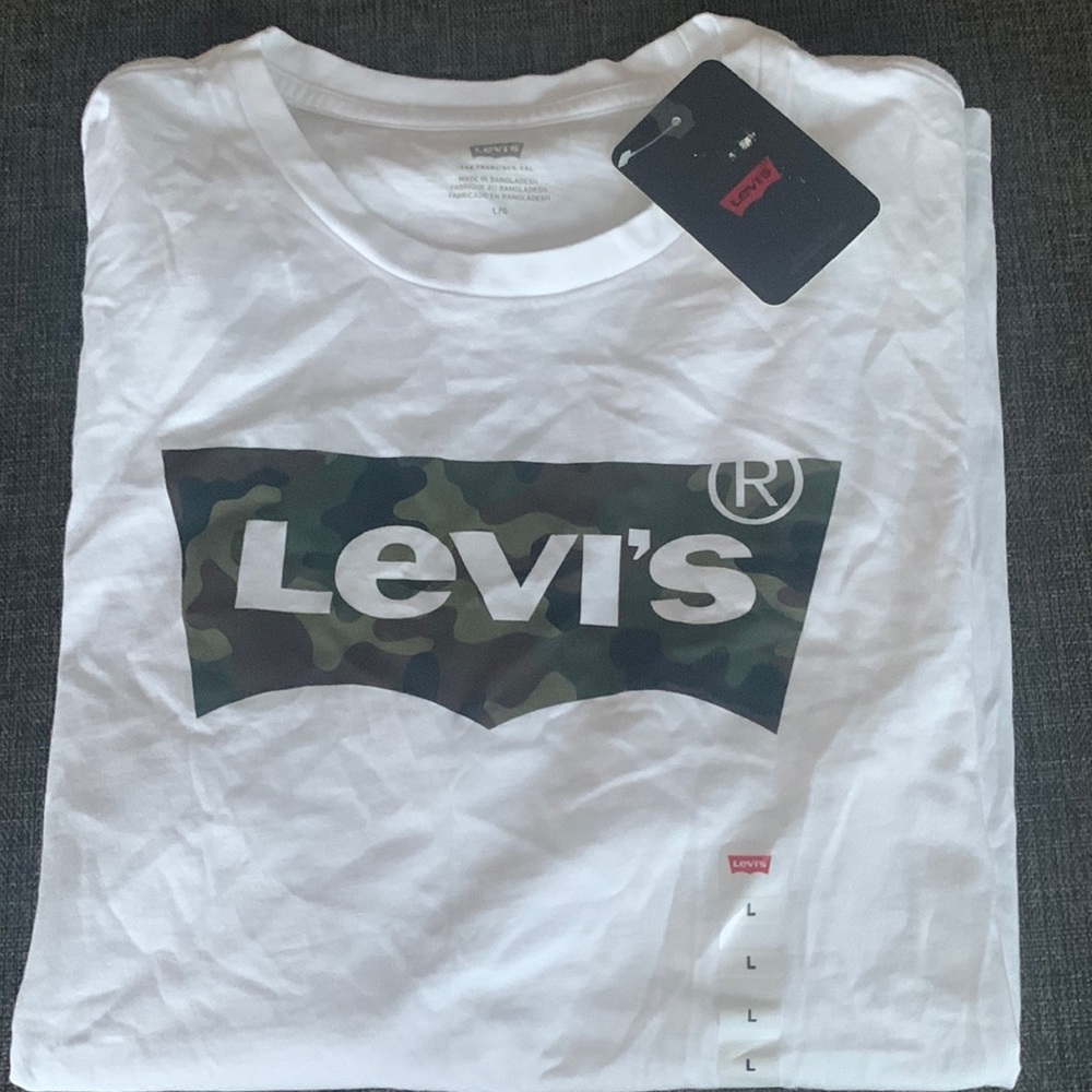 Men-Levi’s white tee short sleeve